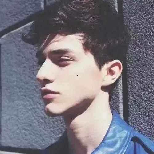 欧美猛男染发图片视频,色彩斑斓的个性宣言