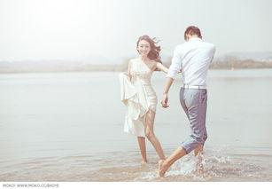 欧美双人拍摄风格视频,浪漫演绎，镜头下的情感共鸣