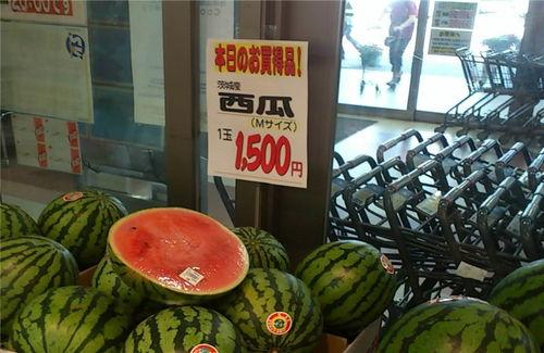 一个外国人吃瓜视频,趣味横生！