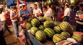 新疆夜市吃蜜瓜视频播放,甜蜜瞬间，播放量飙升