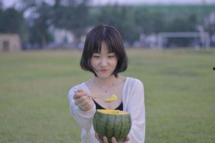 夏天女孩吃瓜视频照片