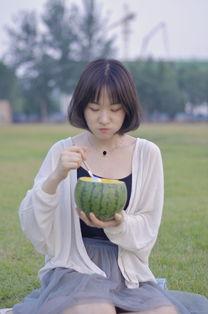 夏天女孩吃瓜视频照片