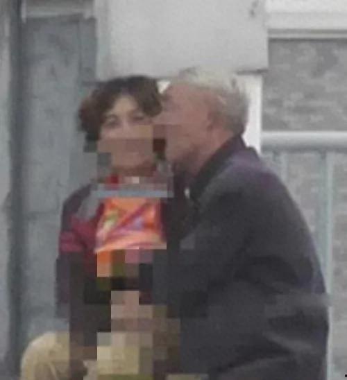 小伙子大爷大妈吃瓜视频,大爷大妈与小伙子共赏吃瓜视频，欢乐时光瞬间捕捉