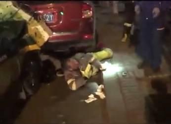 小伙子大爷大妈吃瓜视频,大爷大妈与小伙子共赏吃瓜视频，欢乐时光瞬间捕捉